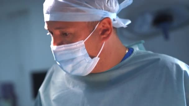 Especialista Cirugía Plástica Profesional Máscara Cirujano Usando Tijeras Médicas Durante — Vídeo de stock