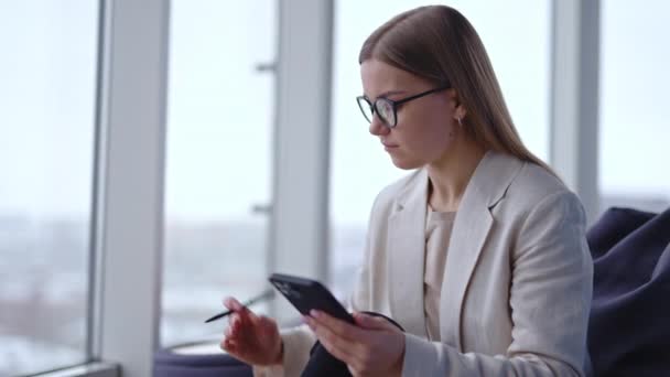 Krásný Mladý Byznys Vyhrál Práci Telefonem Office Business Lady Smartphone — Stock video