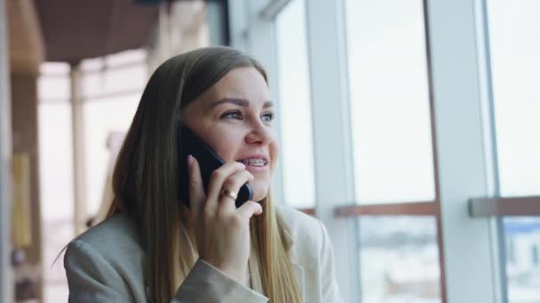 Kvindelig Kontorarbejder Har Telefonopkald Flot Forretningskvinde Arbejder Med Smartphone – Stock-video