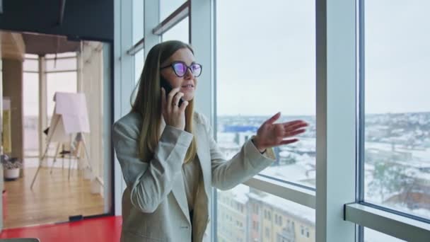 Zakelijke Binnenvrouw Die Telefoon Gebruikt Aantrekkelijke Zakenvrouw Werkt Met Smartphone — Stockvideo