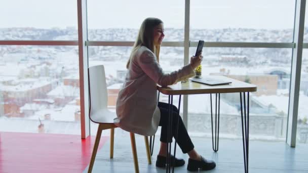 Hübsche Geschäftsfrau Die Mit Dem Smartphone Arbeitet Büroangestellte Telefonieren — Stockvideo