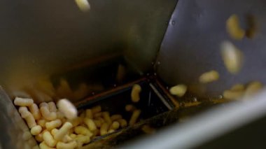 Mısır çerezi fabrikası takla atıyor. Mısır çubuğu fabrikası.