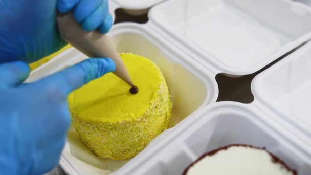 Bäckereifachmann Bereitet Leckere Süßwaren Gebäck Süße Kuchen Dekoration — Stockvideo