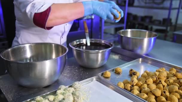 Pişirme Konsepti Tatlı Çöller Pastacılık Uzmanı Şekerlemelerle Uğraşıyor — Stok video