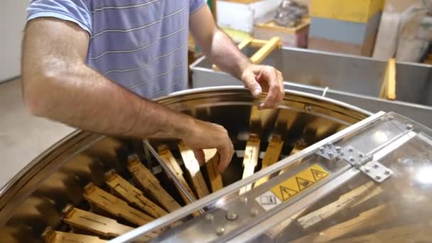 工业蜂蜜制造设备 甜蜂蜜采摘离心收获 — 图库视频影像