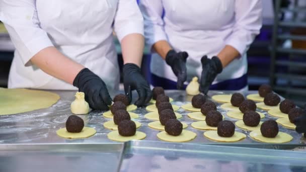 Pastane Uzmanları Lezzetli Şekerleme Yemekleri Üzerinde Çalışıyorlar Tatlı Tatlı Şef — Stok video