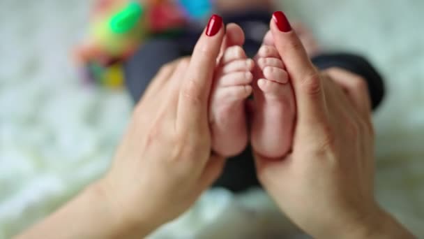 Dedos Bebé Recién Nacidos Vista Cerca Los Pies Del Bebé — Vídeo de stock