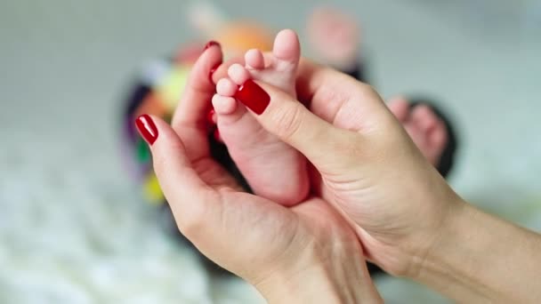 Las Madres Cuidan Concepto Del Amor Vista Cerca Amoroso Bebé — Vídeo de stock