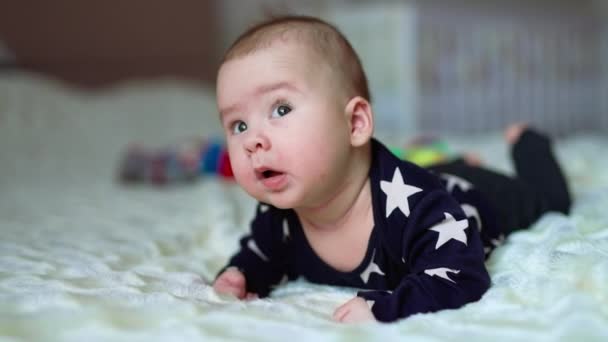 Baby Spielt Auf Einer Decke Liegend Verspieltes Kind Liegt Auf — Stockvideo