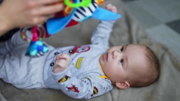 Nyfödd Leker Med Leksaker Liten Lycklig Unge Glädje Livsstil — Stockvideo