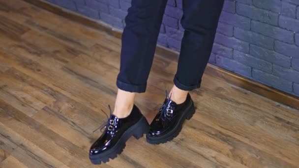 Lento Estilo Vida Movimento Calçado Elegante Close Vista Sapatos Chão — Vídeo de Stock