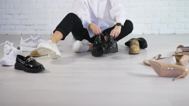 Fille Qui Choisit Shopping Chaussures Jeune Style Vie Femme Style — Video