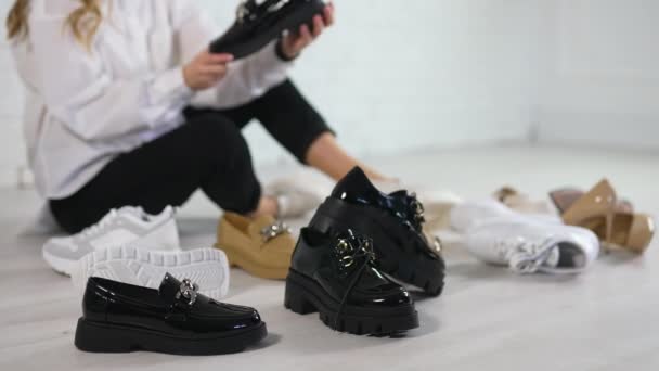 女性の靴を選択するファッショナブルな スタイルの靴を選択する — ストック動画