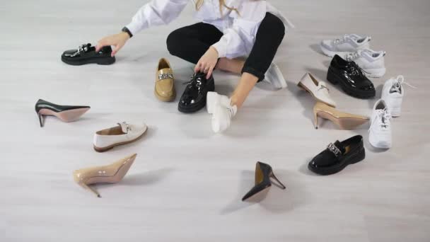 Chaussures Choisissant Style Vie Élégant Chaussures Femme Luxe Femme Assise — Video