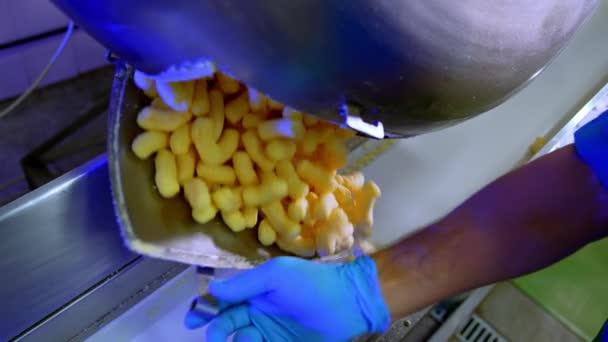 Фабрика Солодких Золотих Кукурудзяних Паличок Puffcorn Робить Крупним Планом — стокове відео