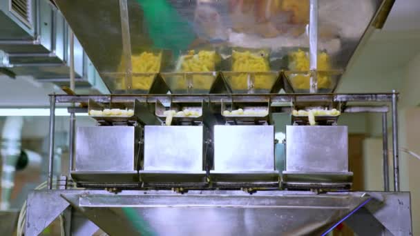 Fabrieksband Vol Met Knapperige Popcorn Maïsstokjes Fabriek Maken — Stockvideo