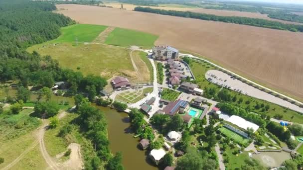 田舎の休暇リゾートの空中ビュー 夏の晴れた風景のドローンショット — ストック動画