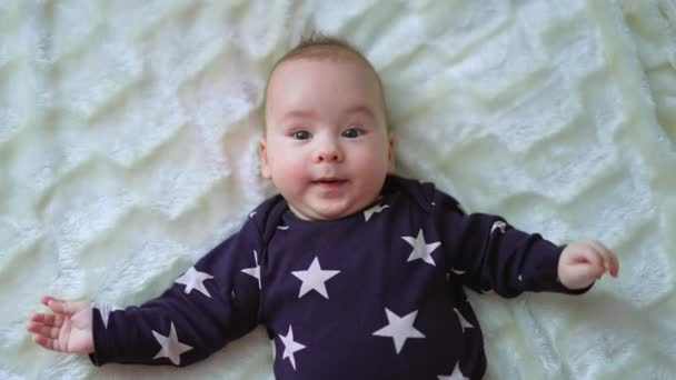 ベッドの上でかわいい赤ちゃん 愛らしい新生児 — ストック動画
