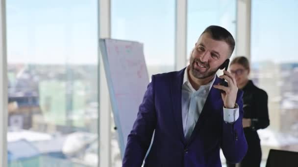 Úspěšný Mladý Podnikatel Telefonát Hezký Obchodní Manažer Mluví Chytrým Telefonem — Stock video