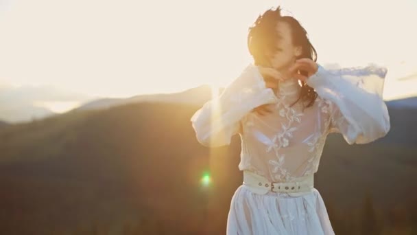 Открытом Воздухе Счастливая Женщина Танцует Природе Молодая Красивая Леди Платье — стоковое видео