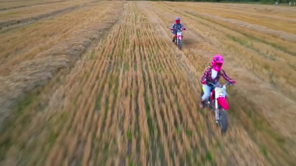 屋外のバイクのスポーツの田舎 オートバイ旅行の空中ビュー — ストック動画