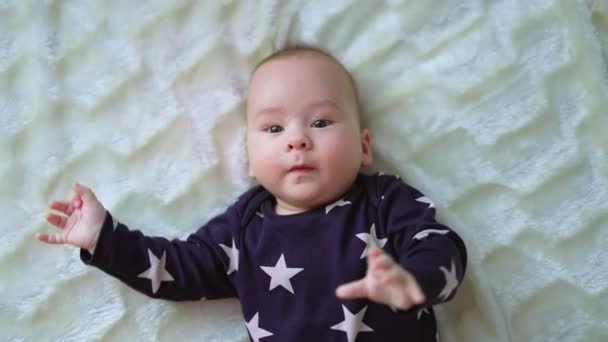 Bebé Precioso Yace Cama Lindo Niño Recién Nacido Pequeño — Vídeo de stock