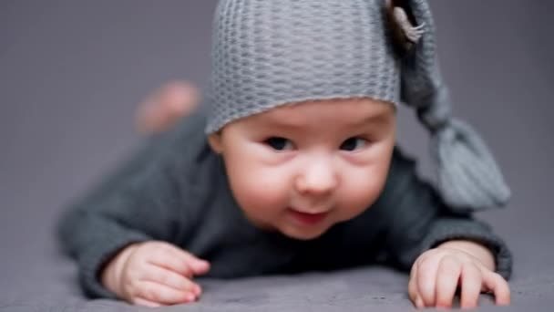 Ładny Portret Noworodka Małe Śmieszne Dziecko Leżące Łóżku — Wideo stockowe