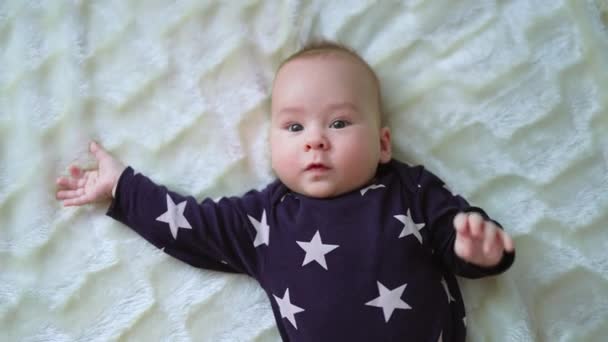 Leuke Kleine Pasgeboren Jongen Prachtige Kleine Baby Ligt Het Bed — Stockvideo