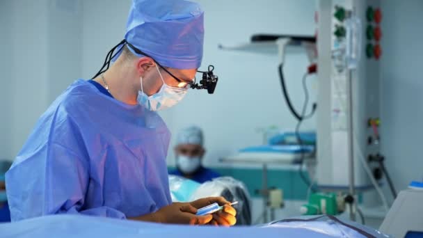 Médico Neurocirurgia Trabalhando Clínica Moderna Emergência Especialista Profissional Operações Hospitalares — Vídeo de Stock