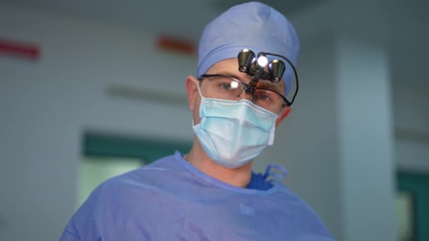 Προσωπογραφία Ενός Όμορφου Νευροχειρουργού Γιατρός Στολή Και Μάσκα — Αρχείο Βίντεο