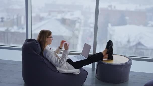 Modern Ofiste Kadın Yönetici Telefonla Çalışan Kadını — Stok video