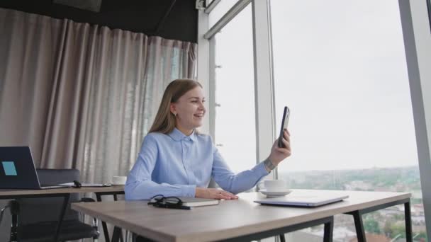 年轻的女业务经理 有电话的办公室女职员 — 图库视频影像