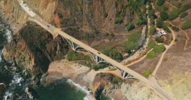 Kayalık arazideki büyük köprünün havadan görünüşü. Kaliforniya 'nın Big Sur kıyısındaki Bixby Creek Köprüsü.