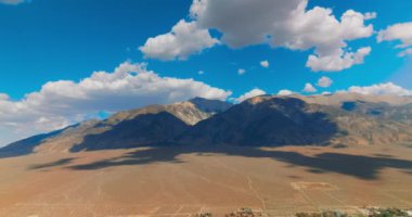 Nevada çöl manzaralı bulutlu. Otoyol gezisi.