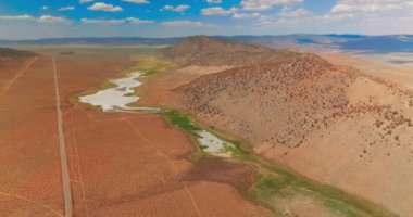 Otoyol gezisi. Nevada çöl manzaralı bulutlu.