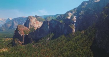 Yosemite Ulusal Parkı. Manzaralı açık hava rock manzaraları.