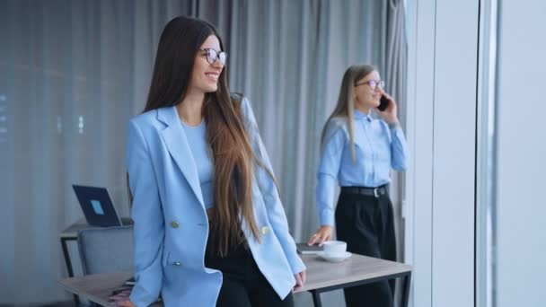 Atractiva Joven Empresaria Exitosa Guapas Chicas Gerente Trabajando Oficina — Vídeo de stock