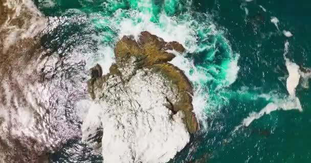 Flygfoto Över Klippiga Havslandskap Amerikanska Oceanen Med Stenig Kust — Stockvideo