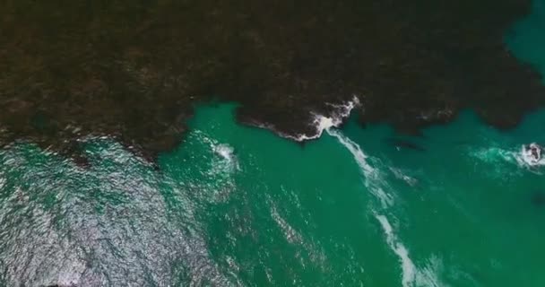 California Pacific Ocean Går Sönder Höga Klippor Amerikanska Luftlandskap — Stockvideo