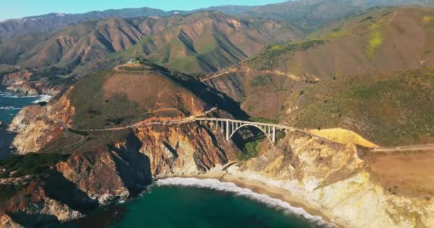 ビクスビー クリーク ブリッジ カリフォルニア州のビッグサーク海岸 岩場の風景に架かる大きな橋の空想的な眺め — ストック動画