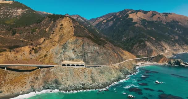 Autofahrt Unter Der Felsenscheune Kalifornien Pazifische Landstraße — Stockvideo