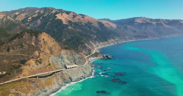 在太平洋公路上旅行汽车在加利福尼亚的岩石棚下行驶 — 图库视频影像