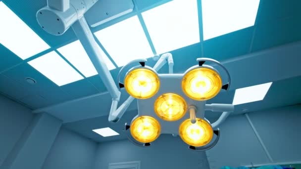 近代的な病院の部屋の大きい緊急ランプ スタイル外科医の照らされた装置 — ストック動画