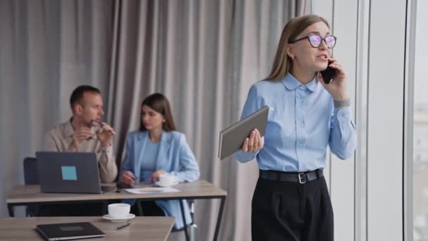 近代的なオフィスでのビジネス電話 成功した若い女性スマートフォン話す — ストック動画