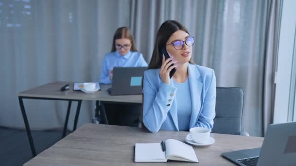 Başarılı Genç Bayan Akıllı Telefon Konuşuyor Modern Ofiste Görüşmesi — Stok video