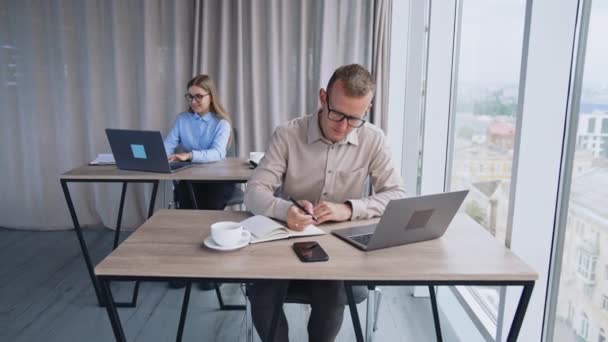 Молодой Уверенный Бизнес Менеджер Работает Ноутбуком Офисе Успешный Бизнесмен Ноутбуком — стоковое видео