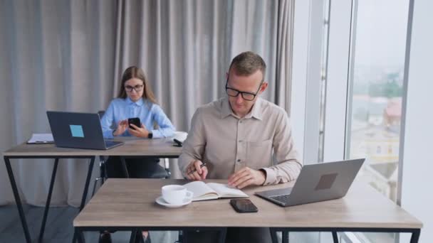 成功的商人在现代的办公室里使用笔记本电脑 年轻自信的业务经理在办公室使用笔记本电脑 — 图库视频影像
