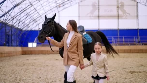 Jongedame Met Paardrijden Paardrijlessen Met Instructeur — Stockvideo
