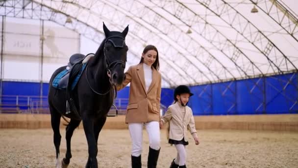 Paardrijopleiding Met Instructeur Jongedame Met Paardrijden — Stockvideo