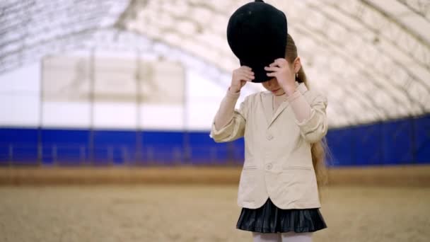 Ελκυστική Μοντέρνα Κοπέλα Χαριτωμένο Κορίτσι Που Φοράει Καπέλο Ipodrom — Αρχείο Βίντεο